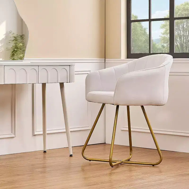 Poltrona accent in velluto Poltrona lounge moderna con base in metallo dorato e schienale imbottito bianca
