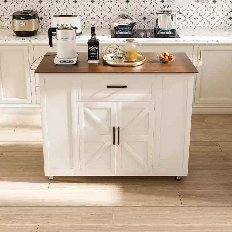 Isola da cucina bianca in legno massello da 117 cm con prese elettriche/porte USB, mobiletto per pattumiera, portabottiglie e cassetti