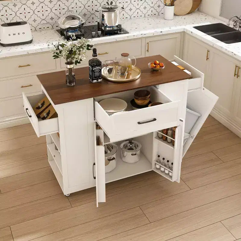 Isola da cucina bianca in legno massello da 117 cm con prese elettriche/porte USB, mobiletto per pattumiera, portabottiglie e cassetti