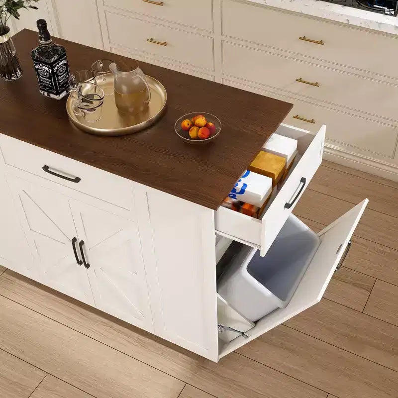Isola da cucina bianca in legno massello da 117 cm con prese elettriche/porte USB, mobiletto per pattumiera, portabottiglie e cassetti