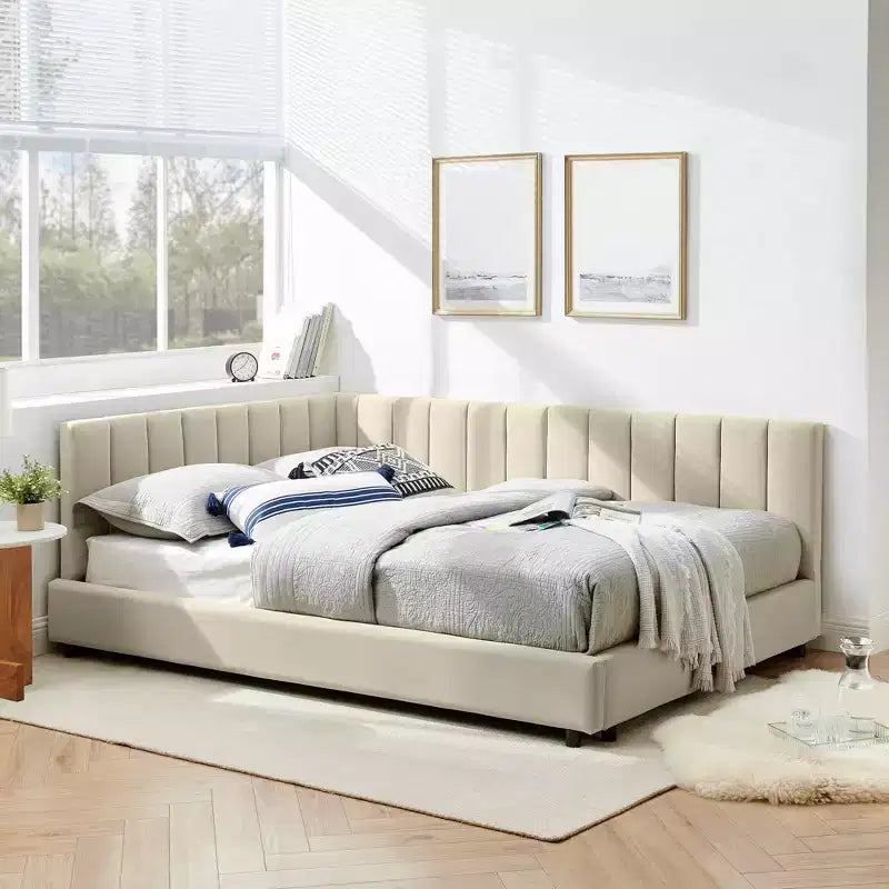 Telaio letto imbottito trapuntato a grandezza naturale con schienale e braccioli per camera da letto, beige