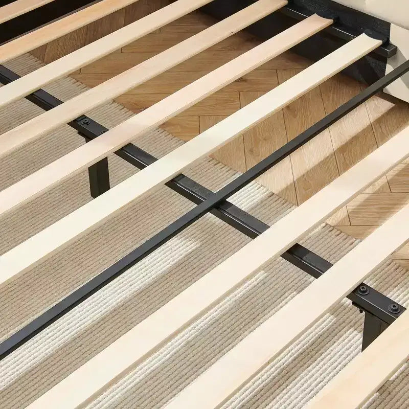 Telaio letto imbottito trapuntato a grandezza naturale con schienale e braccioli per camera da letto, beige