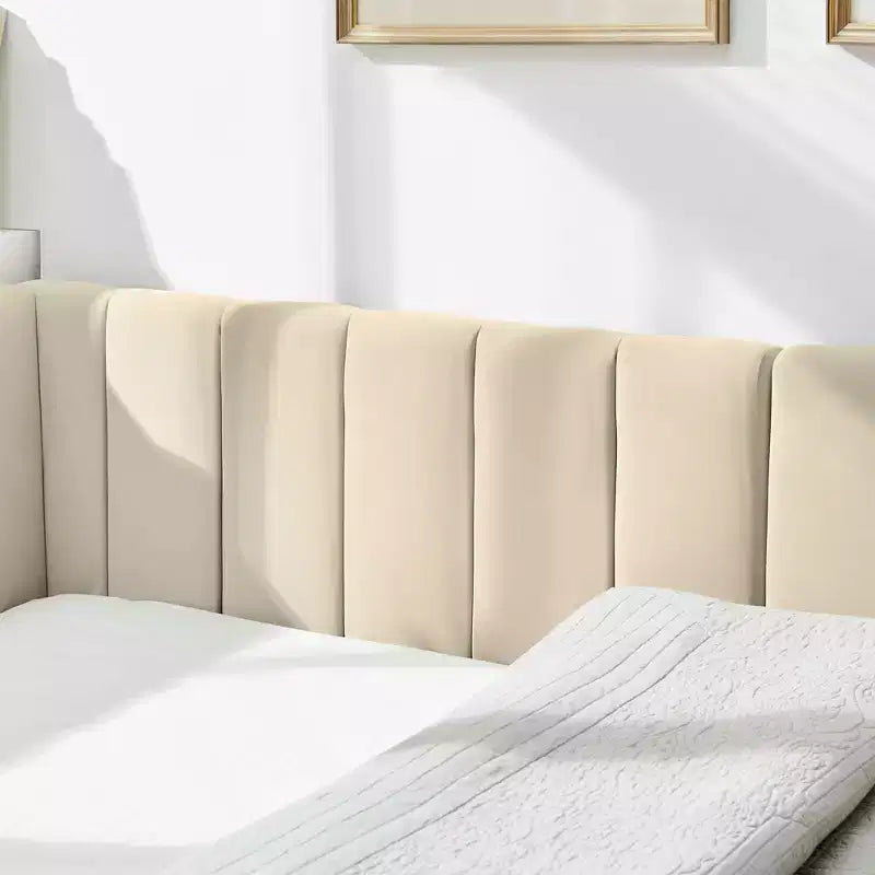 Telaio letto imbottito trapuntato a grandezza naturale con schienale e braccioli per camera da letto, beige
