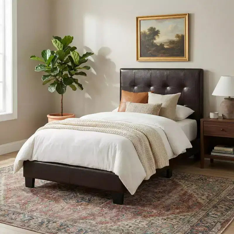 Letto a piattaforma contemporaneo rivestito in similpelle con testiera regolabile