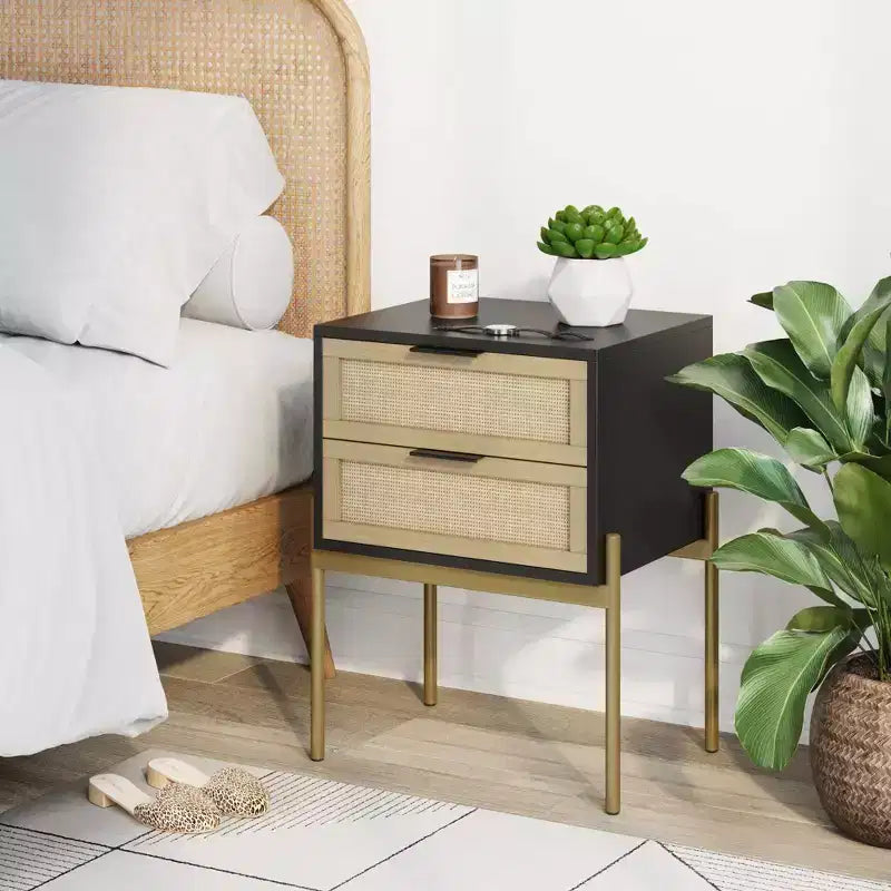 Comodino con 2 cassetti nero opaco e rattan: Maniglie color oro, Gambe in metallo durevoli