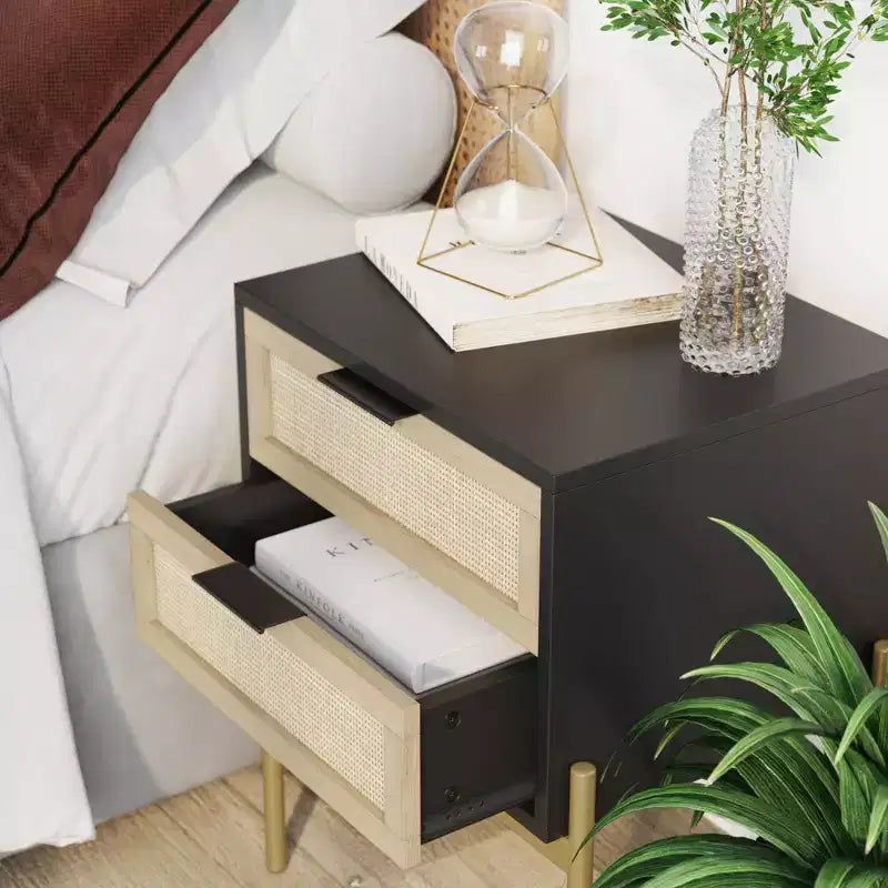 Comodino con 2 cassetti nero opaco e rattan: Maniglie color oro, Gambe in metallo durevoli