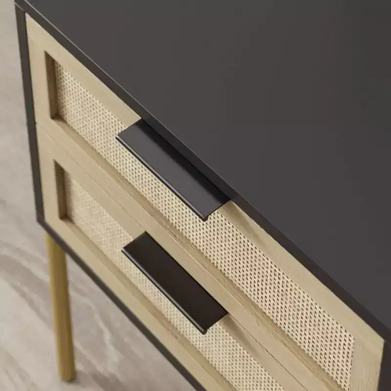 Comodino con 2 cassetti nero opaco e rattan: Maniglie color oro, Gambe in metallo durevoli