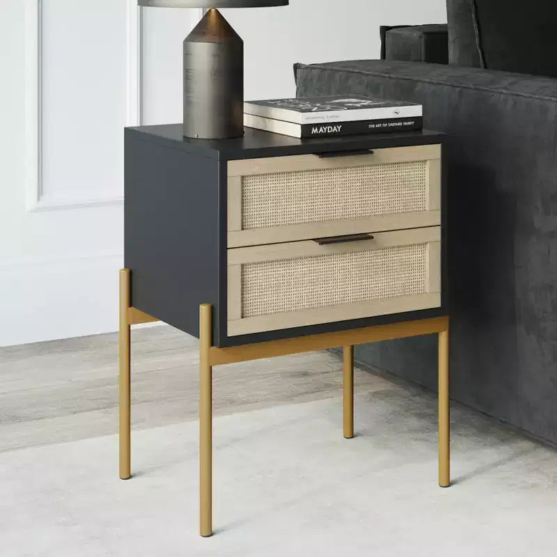 Comodino con 2 cassetti nero opaco e rattan: Maniglie color oro, Gambe in metallo durevoli