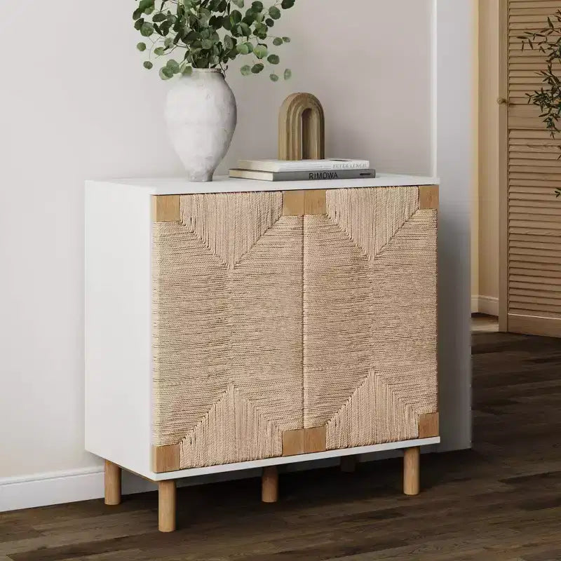 Mobiletto contenitore in legno e giunco marino bianco: Superficie impiallacciata, ripiano fisso, montaggio per adulti richiesto