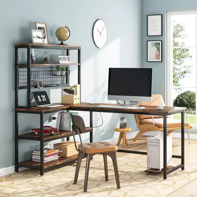 Scrivania per computer da 140 cm con ricarica wireless, 5 ripiani portaoggetti, scrivania da ufficio, tavolo da studio, scrivania con credenza per l'home office