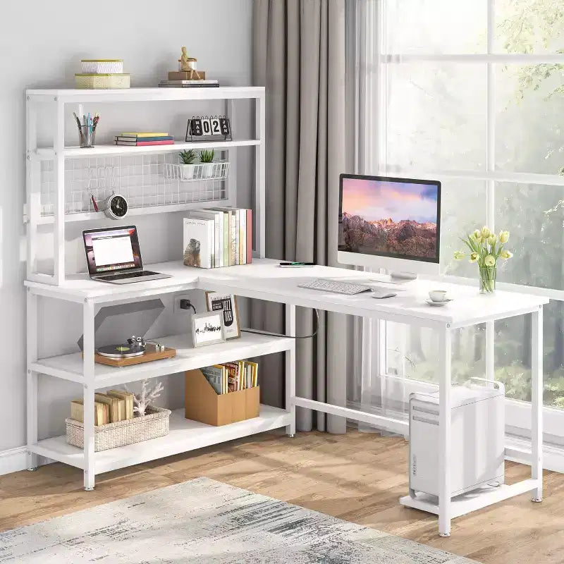 Scrivania per computer da 140 cm con ricarica wireless, 5 ripiani portaoggetti, scrivania da ufficio, tavolo da studio, scrivania con credenza per l'home office