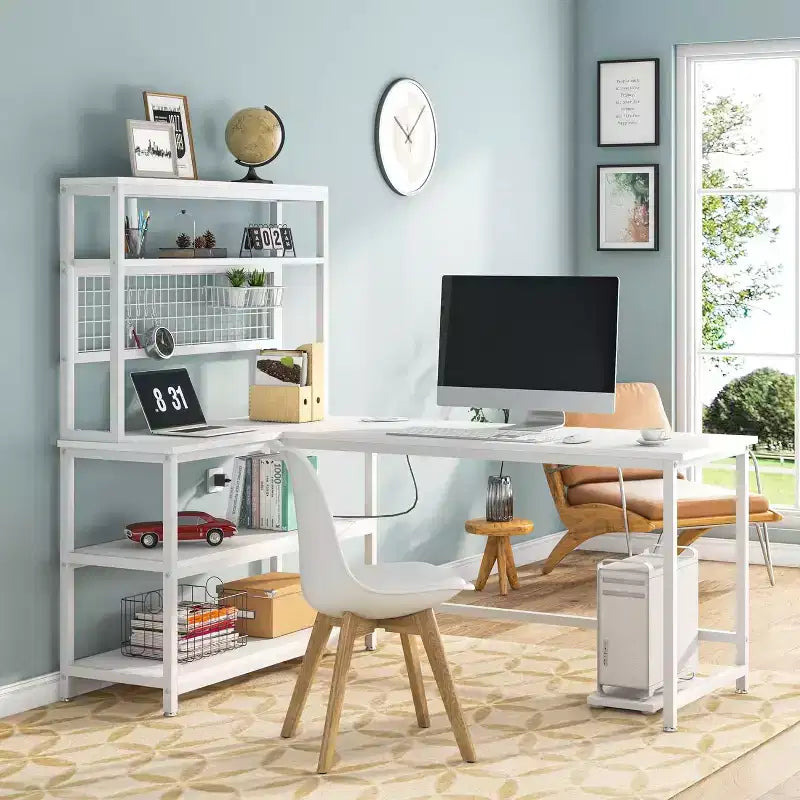 Scrivania per computer da 140 cm con ricarica wireless, 5 ripiani portaoggetti, scrivania da ufficio, tavolo da studio, scrivania con credenza per l'home office