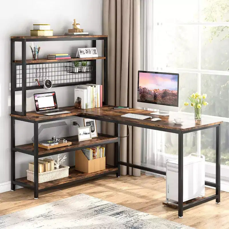 Scrivania per computer da 140 cm con ricarica wireless, 5 ripiani portaoggetti, scrivania da ufficio, tavolo da studio, scrivania con credenza per l'home office