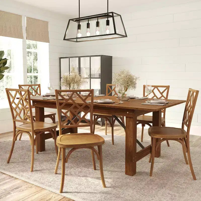 Sedia da pranzo in legno massello con design impilabile, schienale decorato e finitura elegante