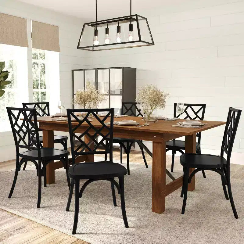 Sedia da pranzo in legno massello con design impilabile, schienale decorato e finitura elegante