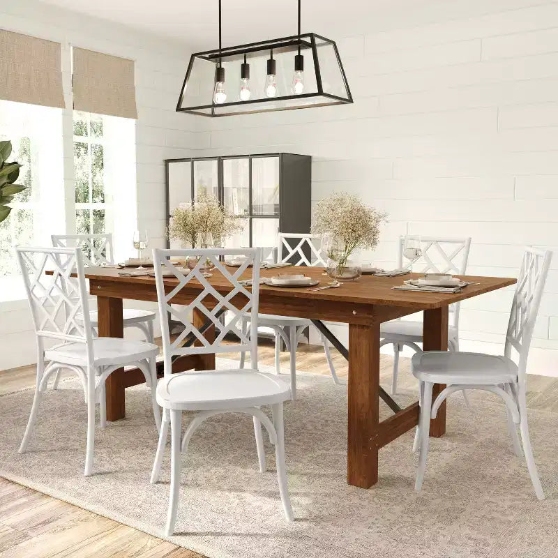 Sedia da pranzo in legno massello con design impilabile, schienale decorato e finitura elegante