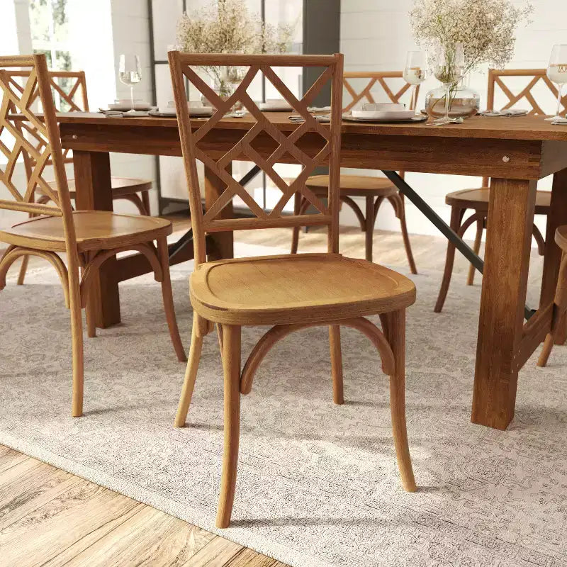 Sedia da pranzo in legno massello con design impilabile, schienale decorato e finitura elegante