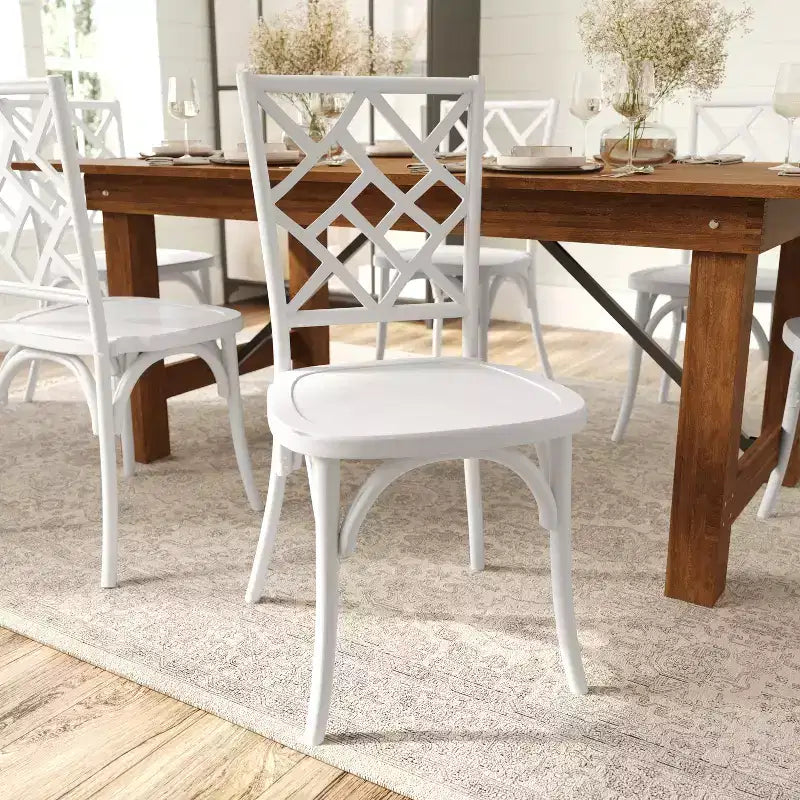 Sedia da pranzo in legno massello con design impilabile, schienale decorato e finitura elegante